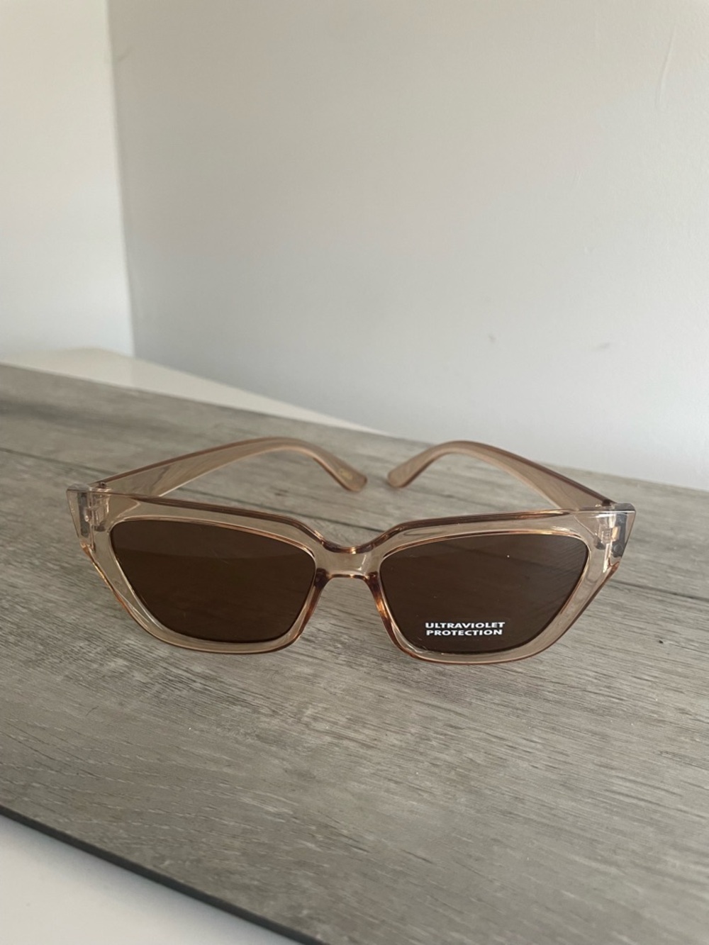 Beige cat eye frame sunglasses